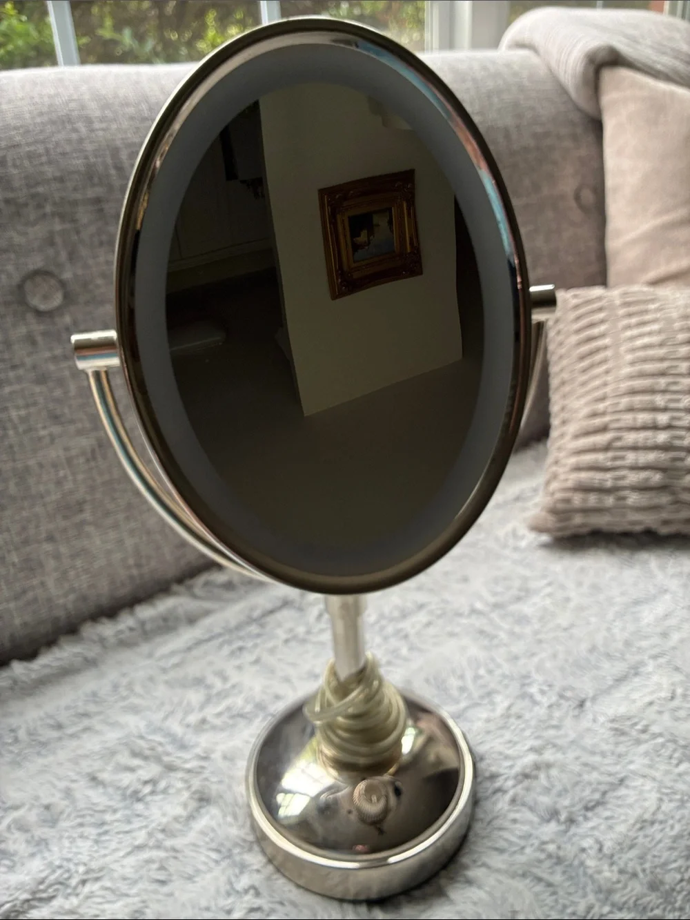 magnifying make up mirror